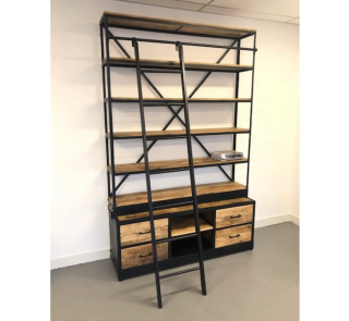 BOEKENKAST MET TRAP MANGOHOUT